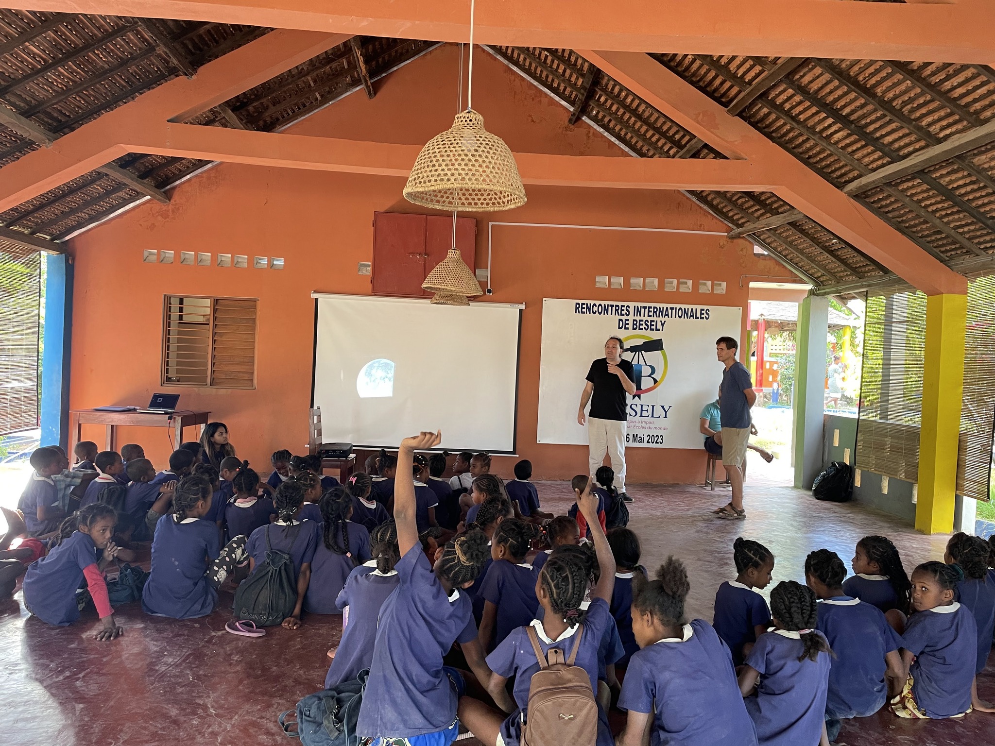 Enfants du club d'astronomie au campus de Besely